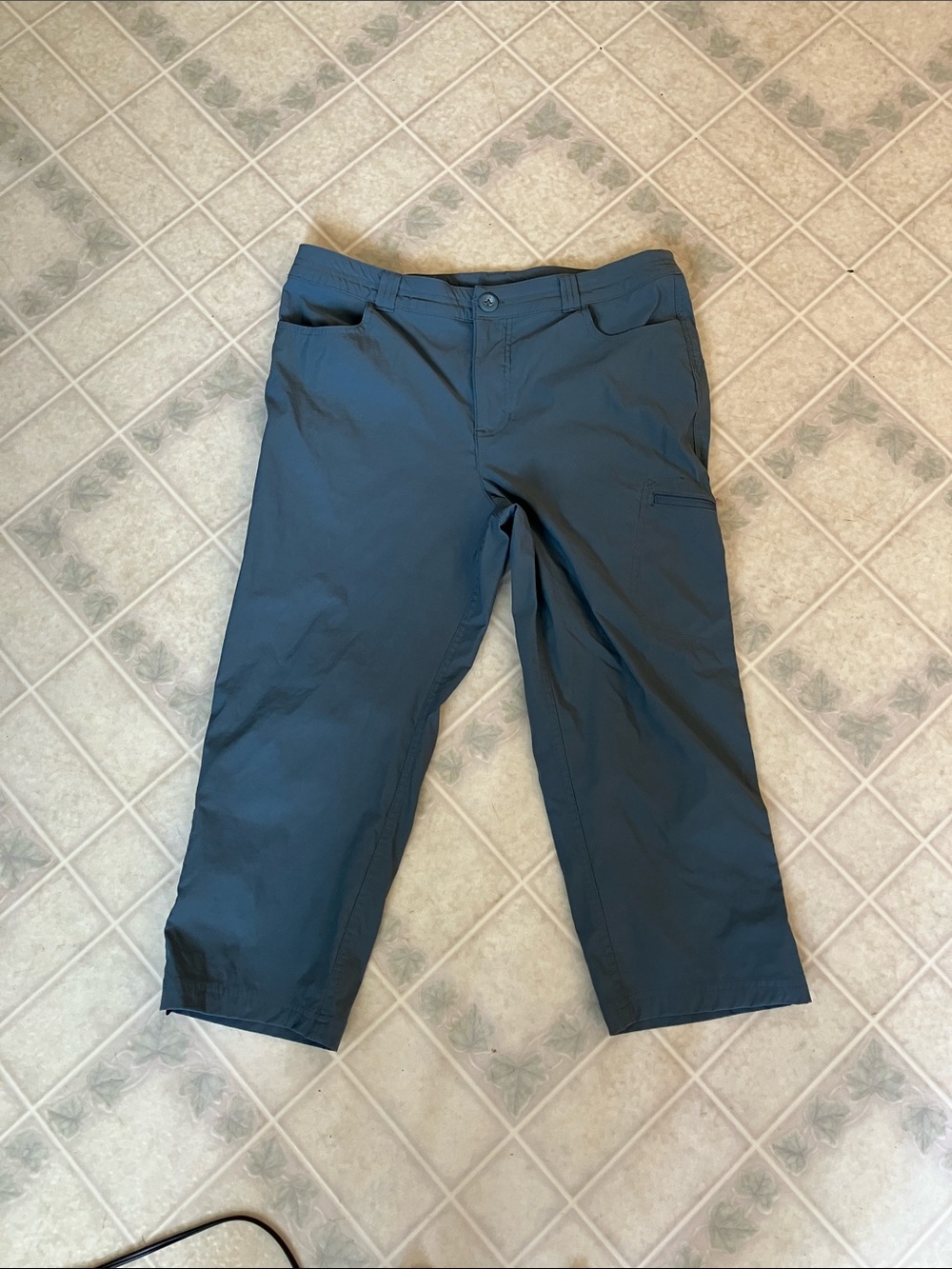 Gray Active Casual Outdoor WR tech Capri pants. Size 8‎ cargo